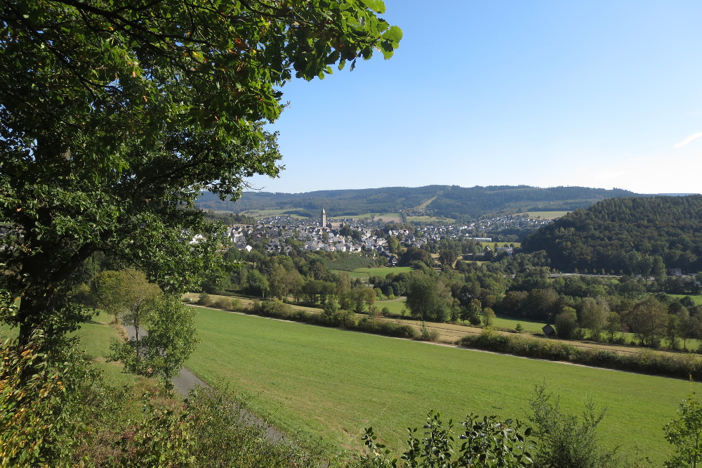 Lennesteig #09: Saalhausen - Schmallenberg - Blick auf Schmallenberg