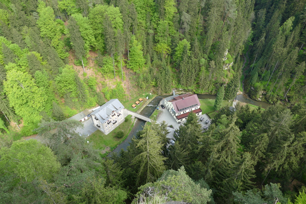 Malerweg #2 - Blick vom Hockstein auf das Gasthaus im Polenztal