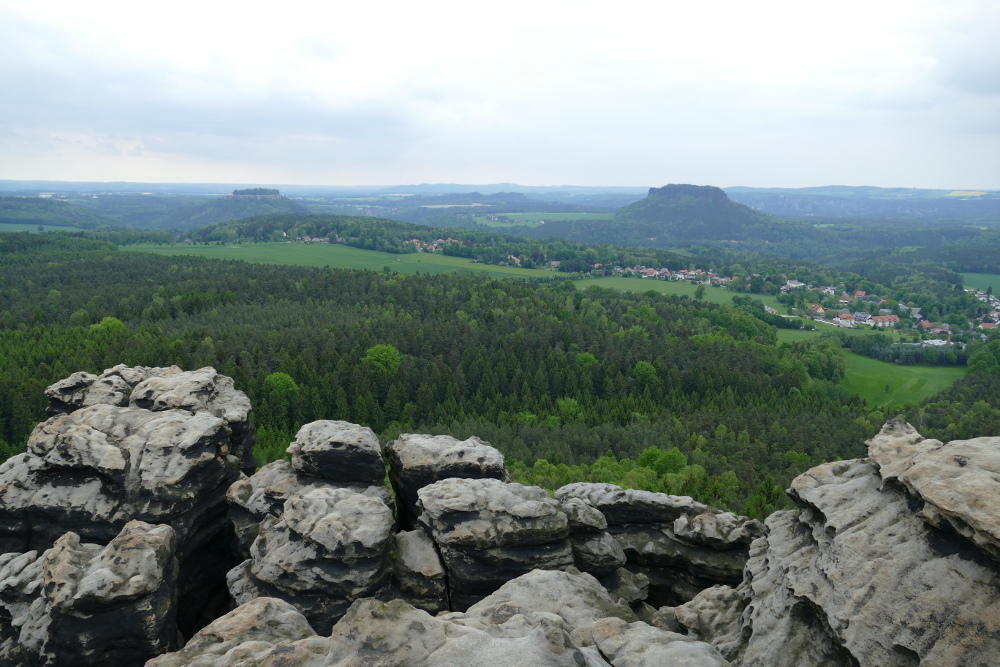 Malerweg #6 - Links Königstein, rechts Lilienstein, davor Gohrisch