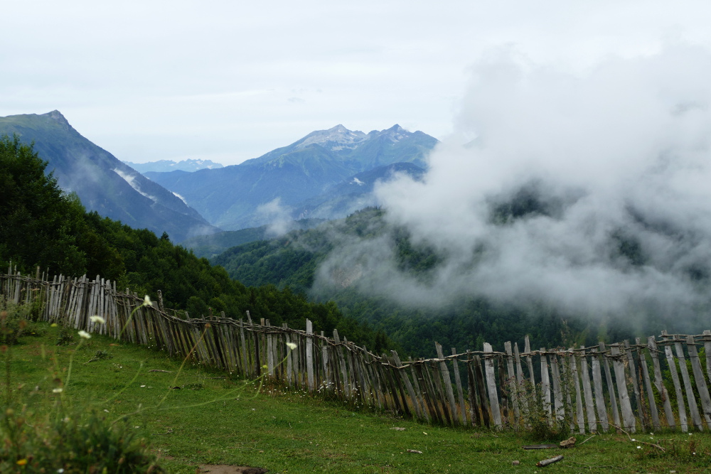 Georgien - Wanderung über den Baki-Pass, kurz nach dem Start in Etseri