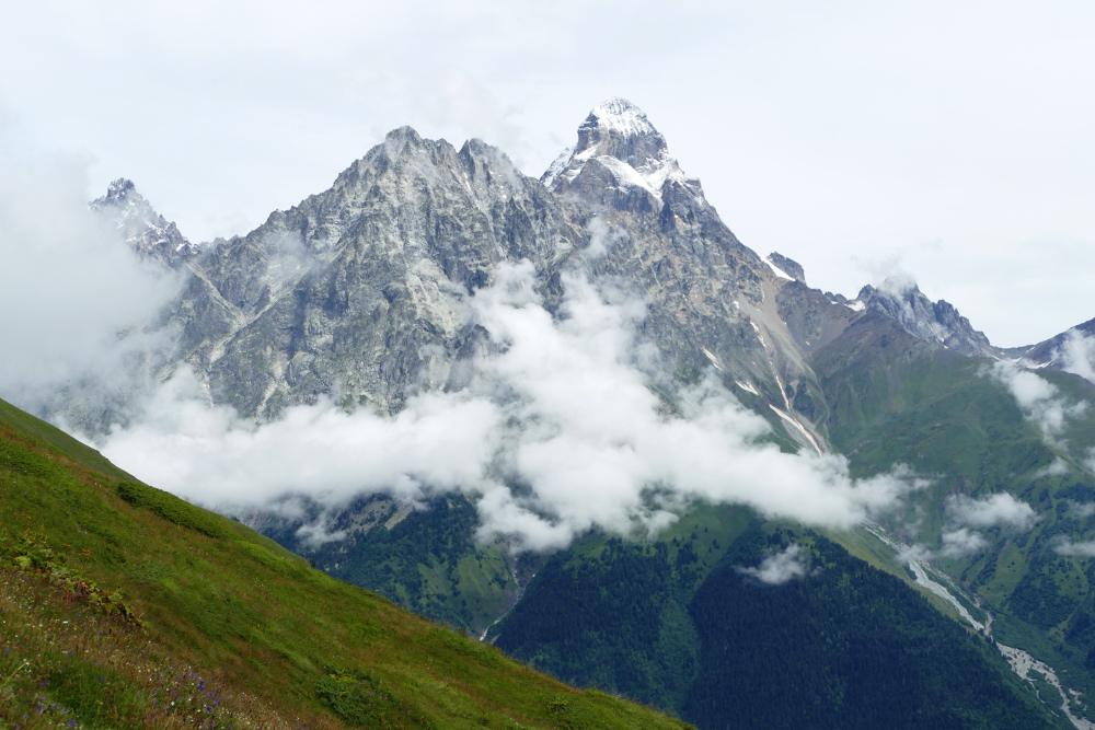 Georgien - Wanderung über den Baki-Pass, Blick auf den Uschba (4737m)