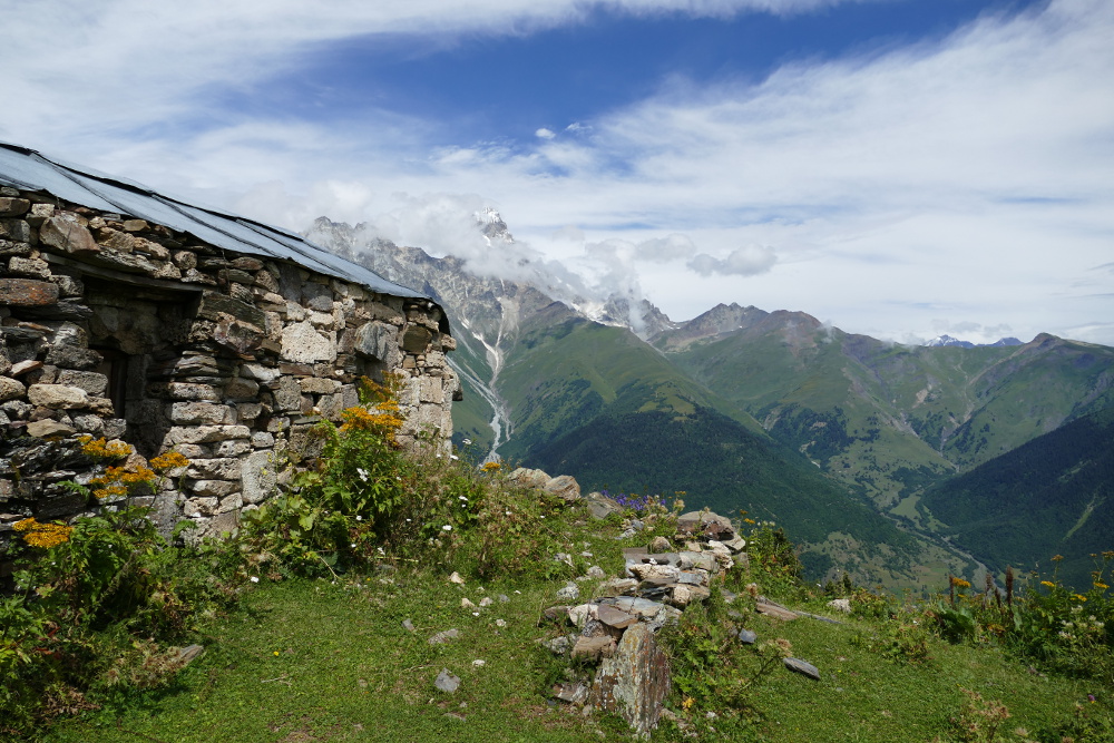 Georgien - Wanderung über den Baki-Pass, Almhütte vor dem Uschba
