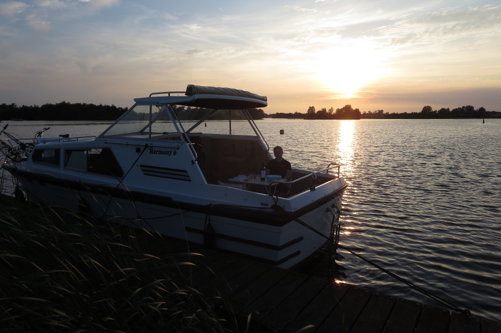 Mit dem Hausboot durch Friesland