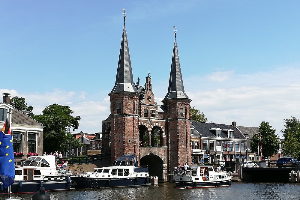 Mit dem Hausboot durch Friesland - Das Wassertor, Wahrzeichen von Sneek