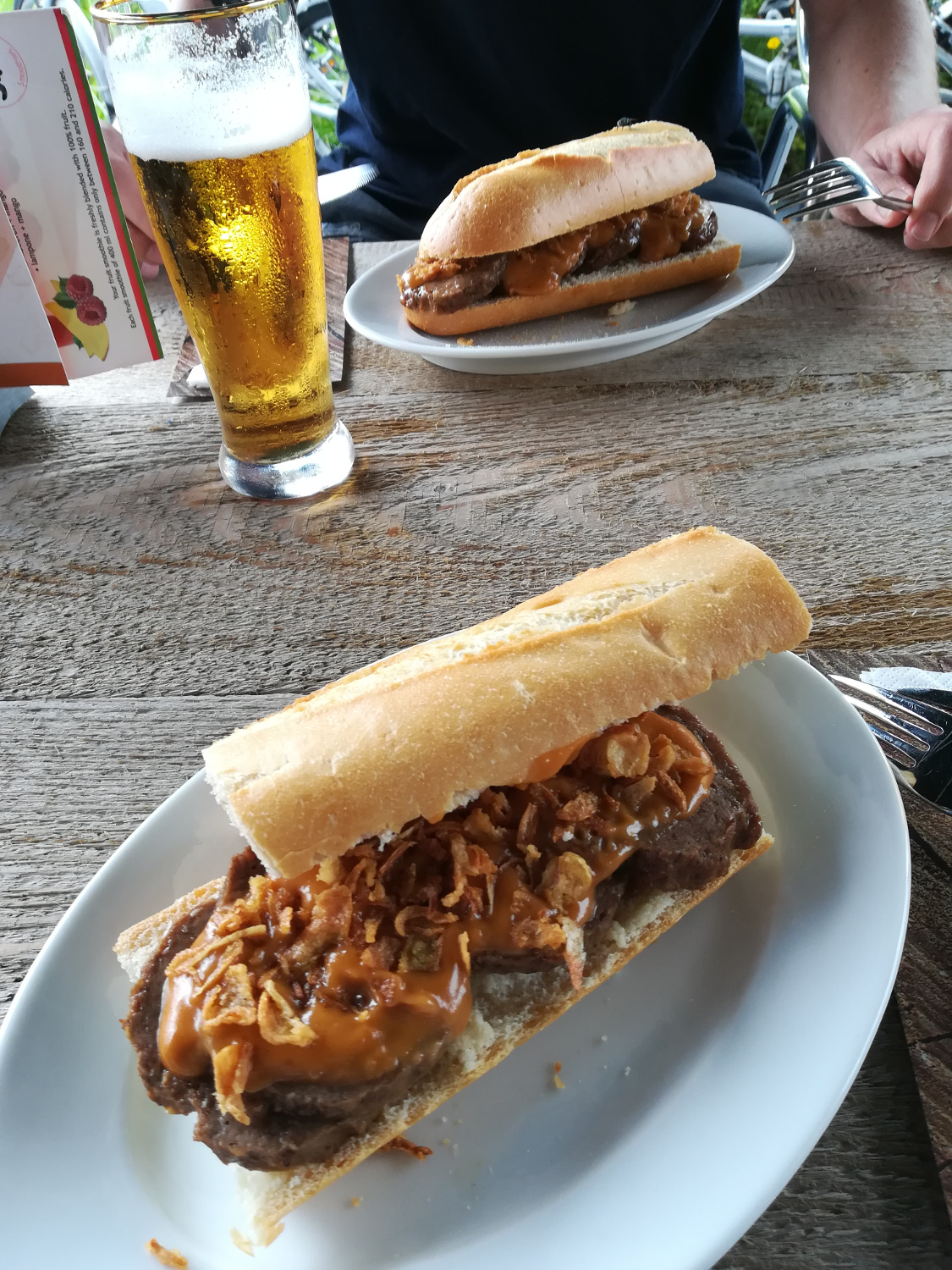 Mit dem Hausboot durch Friesland - Stokbroodje bal gehakt met Pindasaus en gebakken uitjes