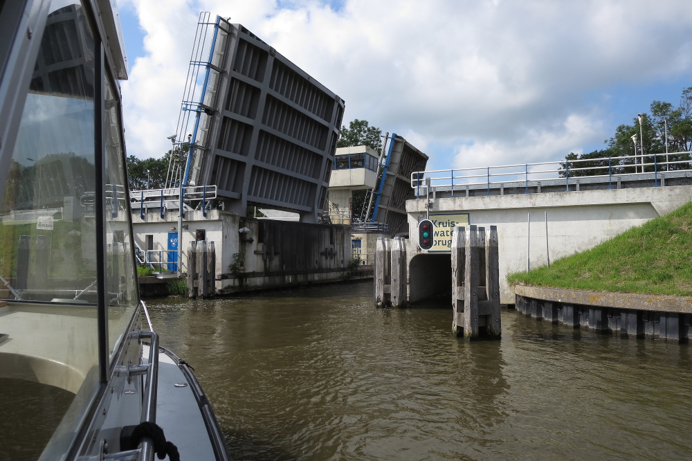 Mit dem Hausboot durch Friesland - Bolsward - Brücke der Autobahn A7