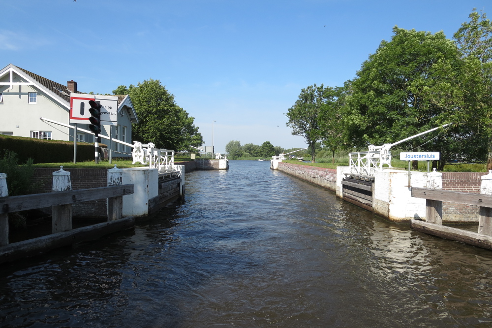 Mit dem Hausboot durch Friesland - Schleuse Joure