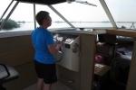 Mit dem Hausboot durch Friesland - Monika darf auch mal fahren