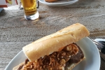 Mit dem Hausboot durch Friesland - Stokbroodje bal gehakt met Pindasaus en gebakken uitjes