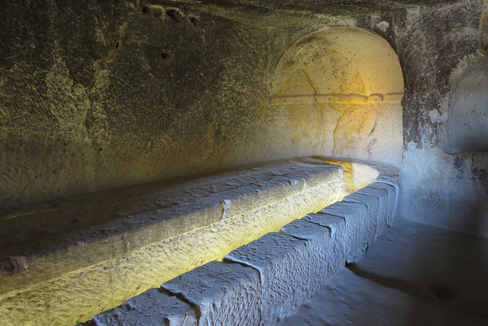 Kappadokien: Aus dem Stein gehauener Esstisch eines Felsenklosters
