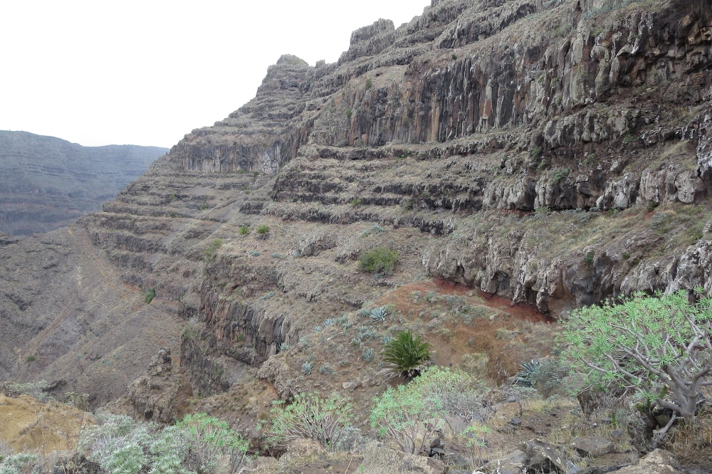 La Gomera: Über schmale Schichtbänder