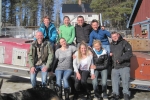 Lapplands Drag – Husky Expedition: Unsere Gruppe mit dem Farmteam