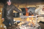 Lapplands Drag: Tord zaubert in der Grillhütte