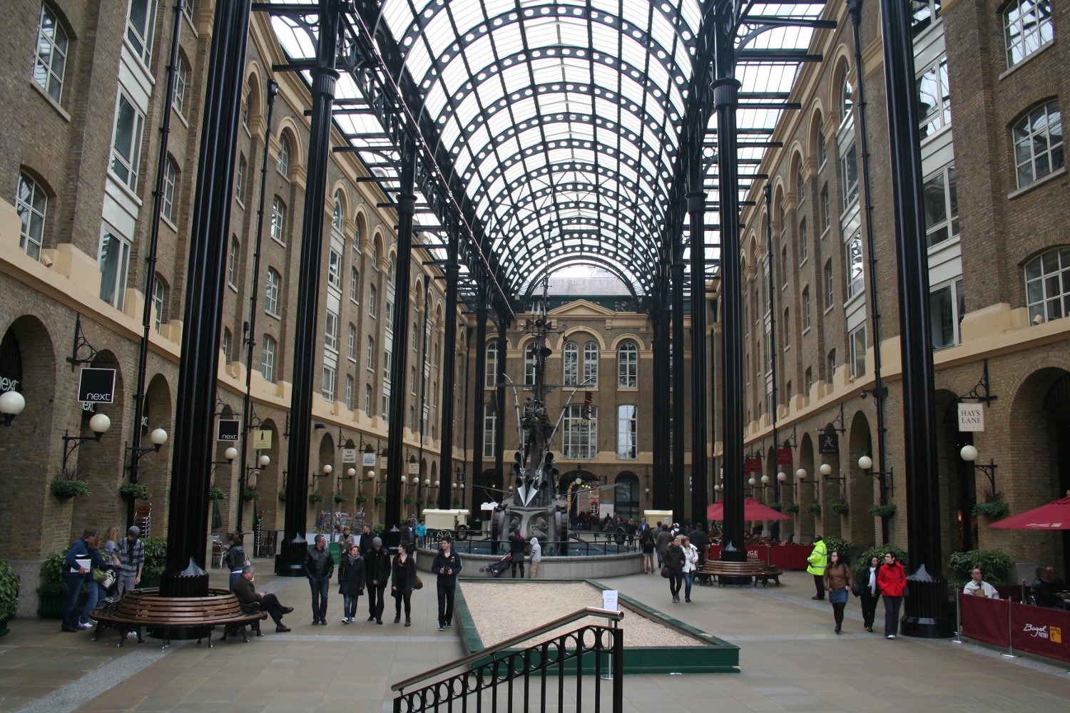 Passage im More London