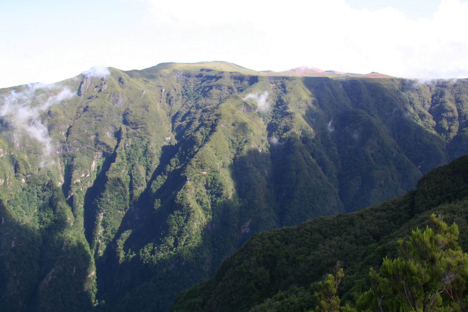 Madeira - das kleine Haus am gegenüberliegenden Hang