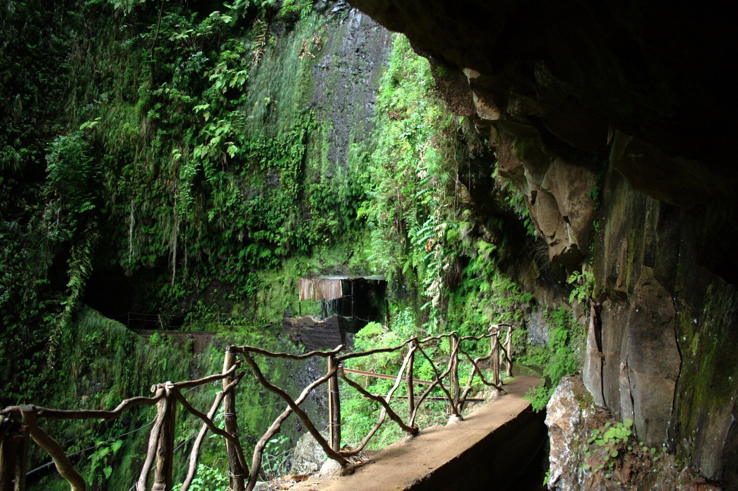 Madeira - Wasserfall an Levada da Janela