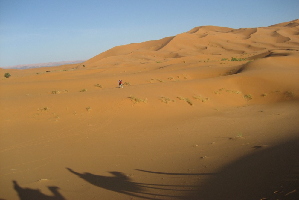 Marokko: Einsame Wanderer im Erg Chebbi