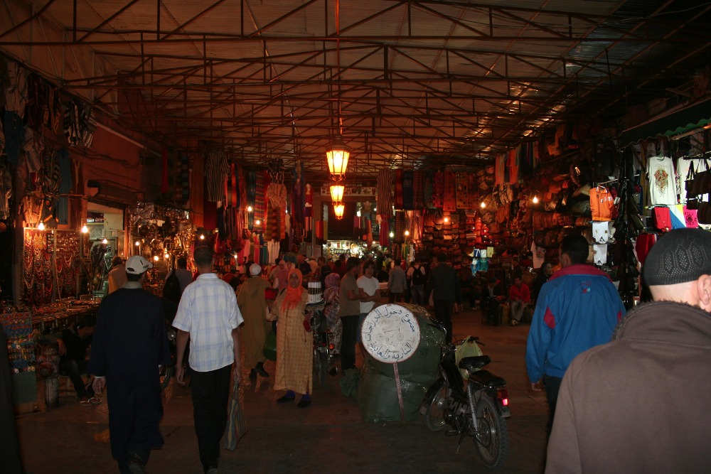 Marokko: Souk bei Nacht