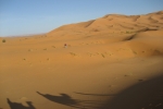 Marokko: Einsame Wanderer im Erg Chebbi