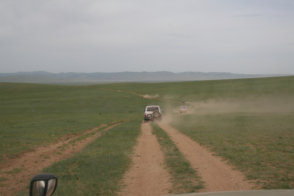 Mongolei: Unser Tross auf staubiger Piste