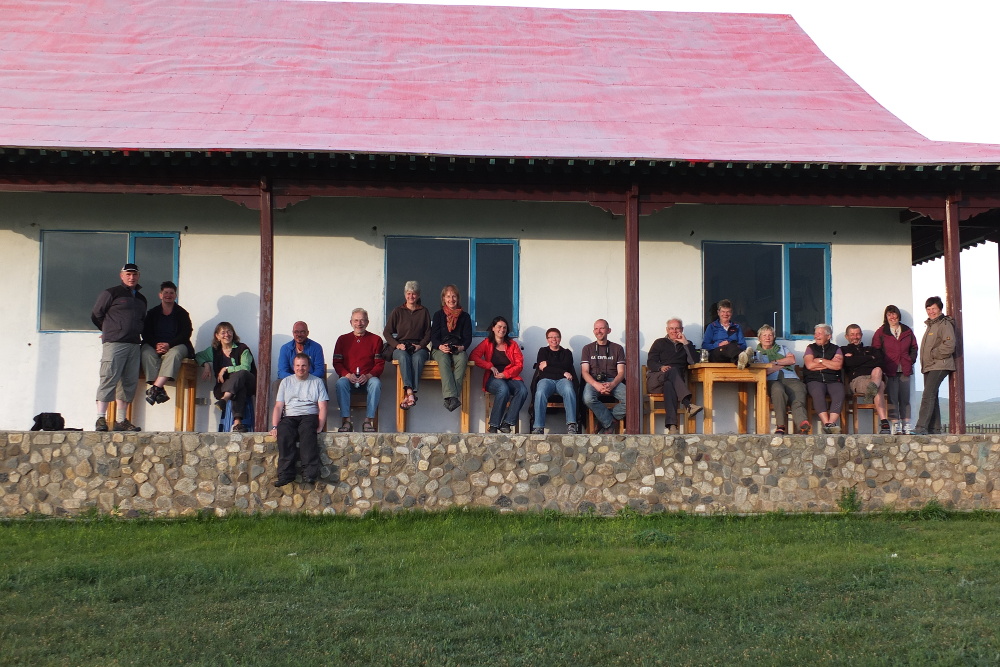 Mongolei: Unsere Gruppe genießt die Abendsonne