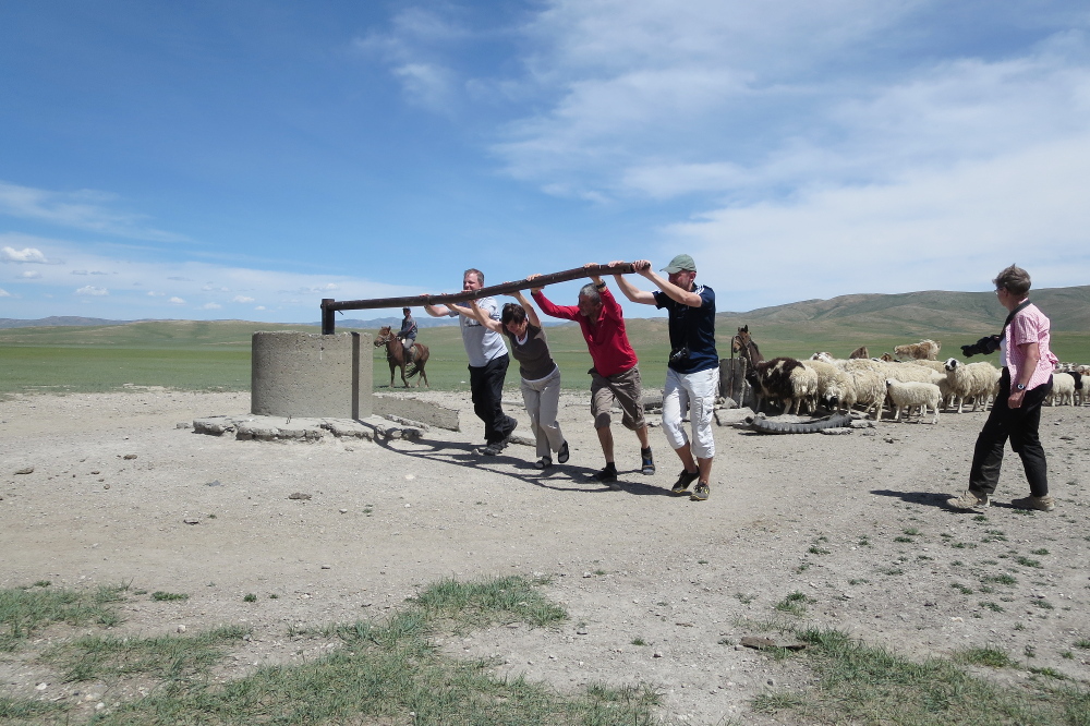 Mongolei: Tiefbrunnen mit menschlichem Antrieb