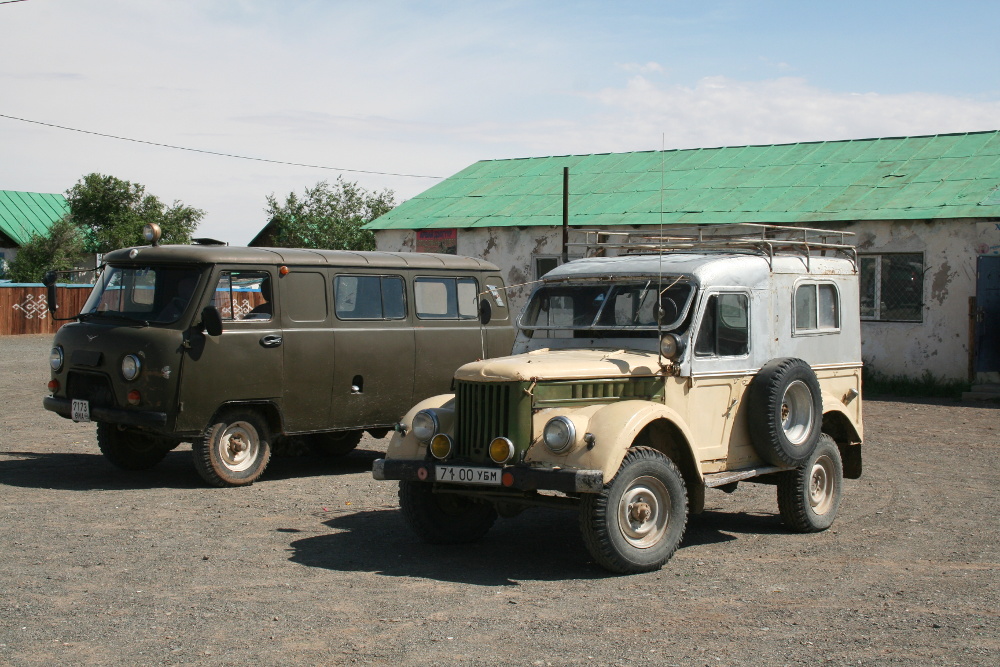 Mongolei: Bulgan - Parkplatz vor dem Einkaufszentrum