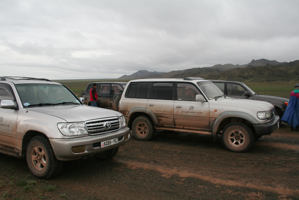 Mongolei: Verschlammte Autos bei Regen