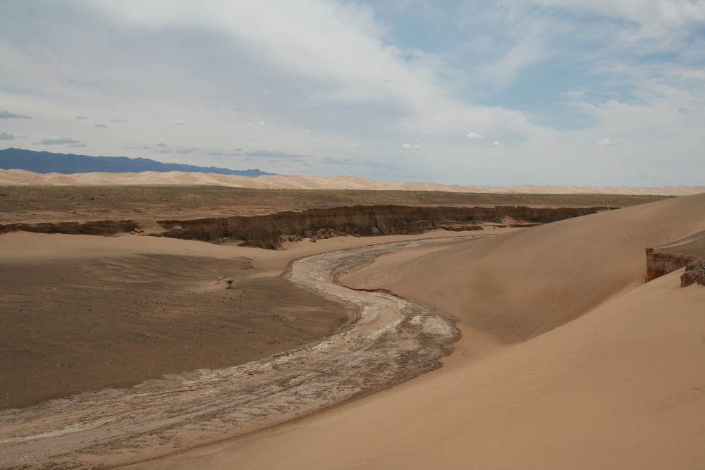 Mongolei: Ausgetrocknetes Flussbett