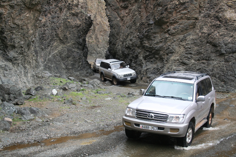 Mongolei: Enge 'Straße' ins Altai-Gebirge