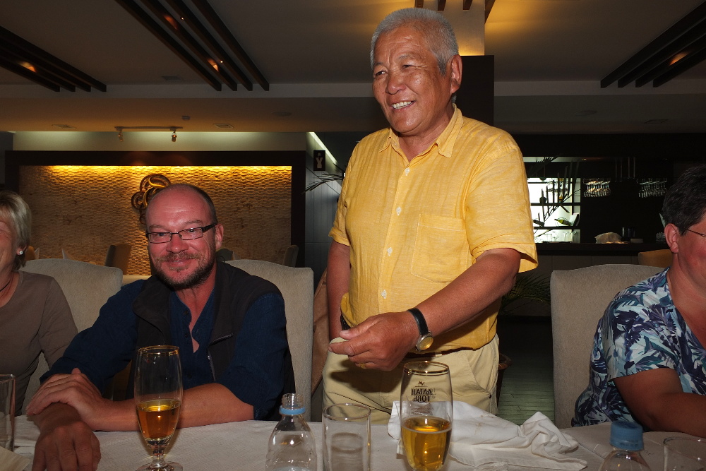Mongolei: Unsere Reiseleiter Matthias und Jagy beim Abschiedsessen