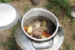 Mongolei: Hammel in der Milchkanne