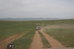 Mongolei: Unser Tross auf staubiger Piste