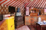 Mongolei: Moderne Technik neben dem Hausaltar
