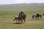 Mongolei: Vater und Sohn reiten aus