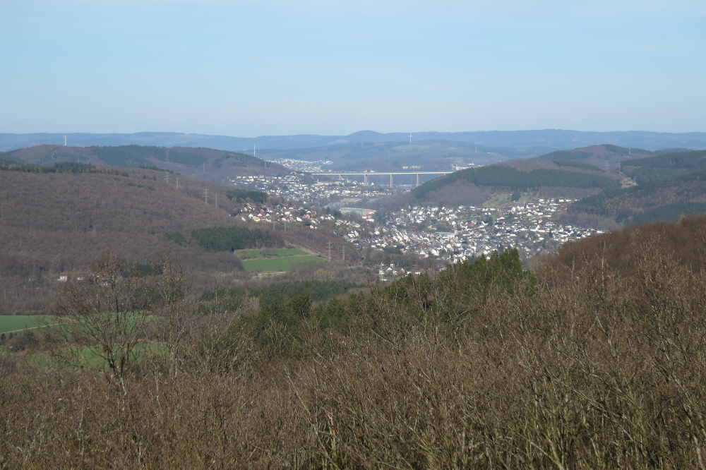 Natursteig Sieg #13 - Blick vom Ottoturm Richtung Siegen mit der A45-Brücke