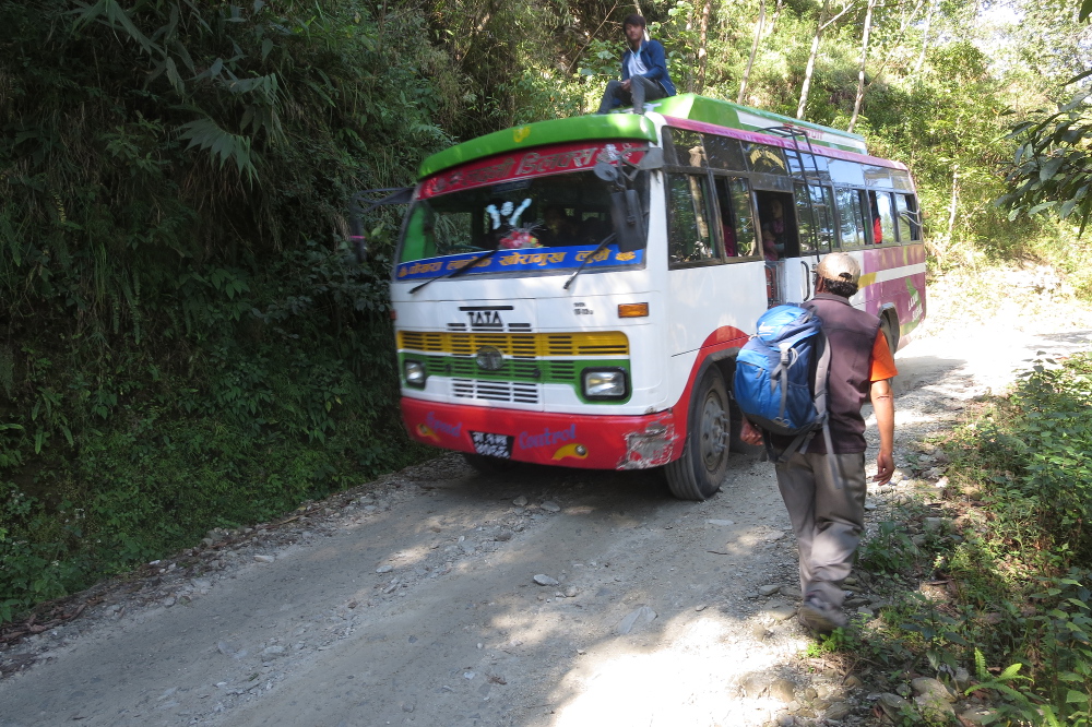Nepal - Wo bei uns nur Jeeps fahren, gibt's in Nepal noch Linienbusse