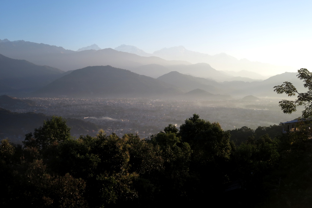 Nepal - Blick auf Pokhara, im Hintergrund der Manaslu (8163m)