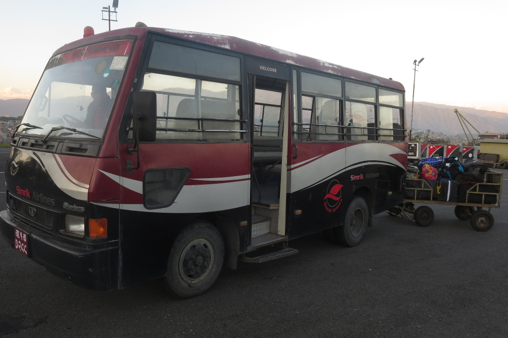 Nepal - Vorfeldbus in Kathmandu