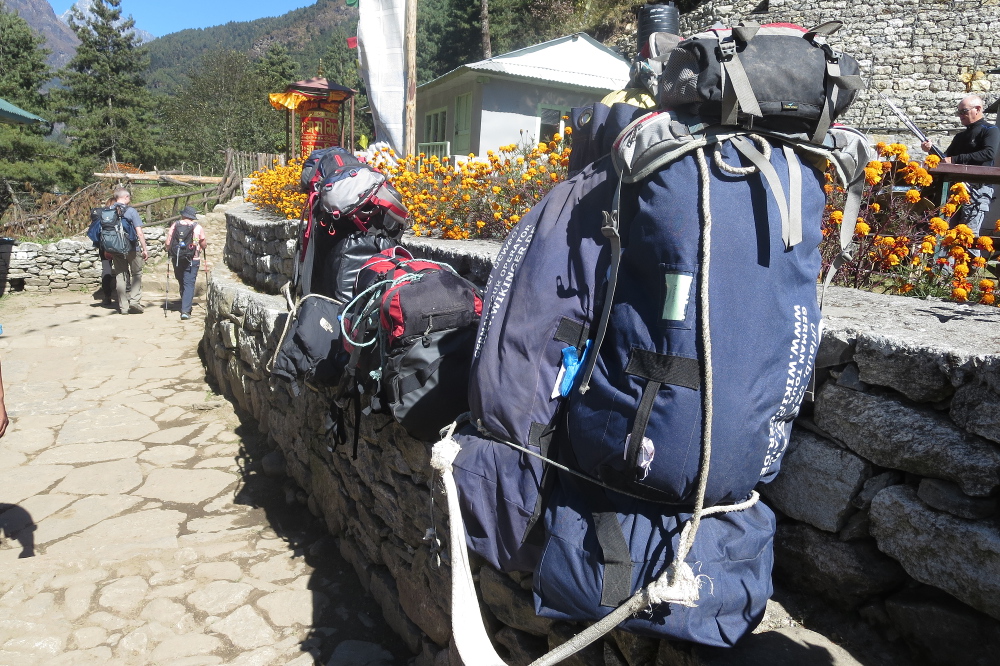 Nepal - Unser Gepäck am Wegesrand