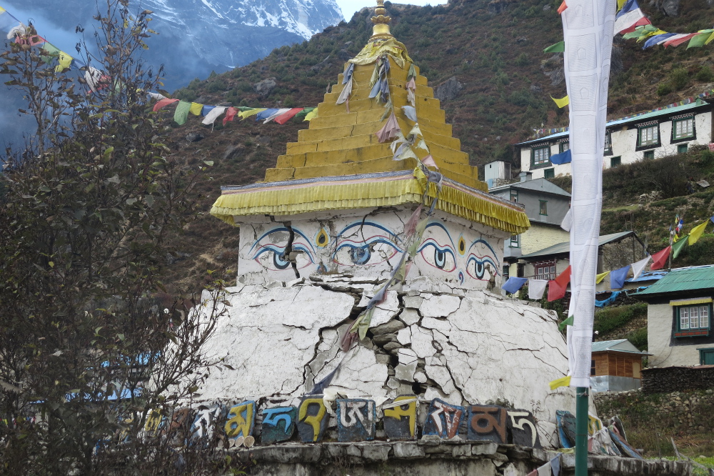 Nepal - Vom Erdbeben beschädigte Stupa in Namche Bazar