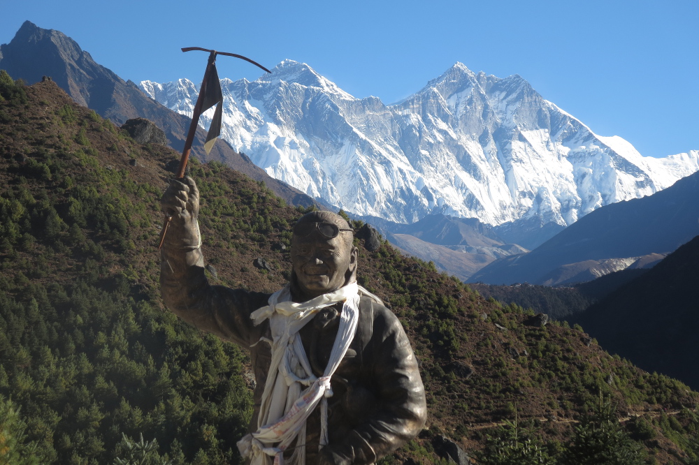 Nepal - Tenzing Norgay vor Everest (8848m) und Lhotse (8516m)
