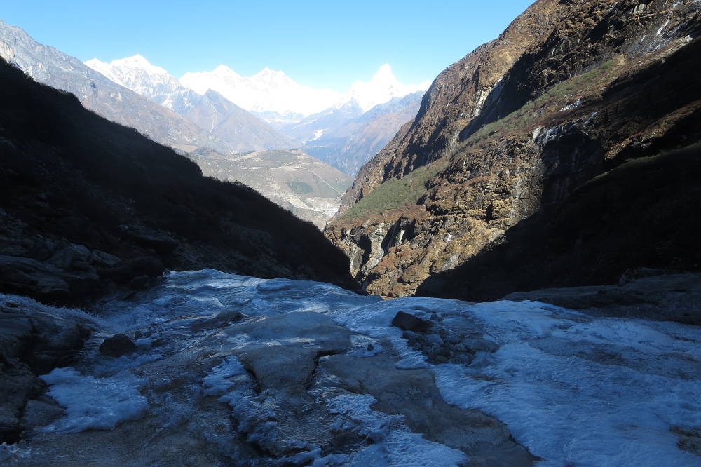 Nepal - Eisige Bachquerung