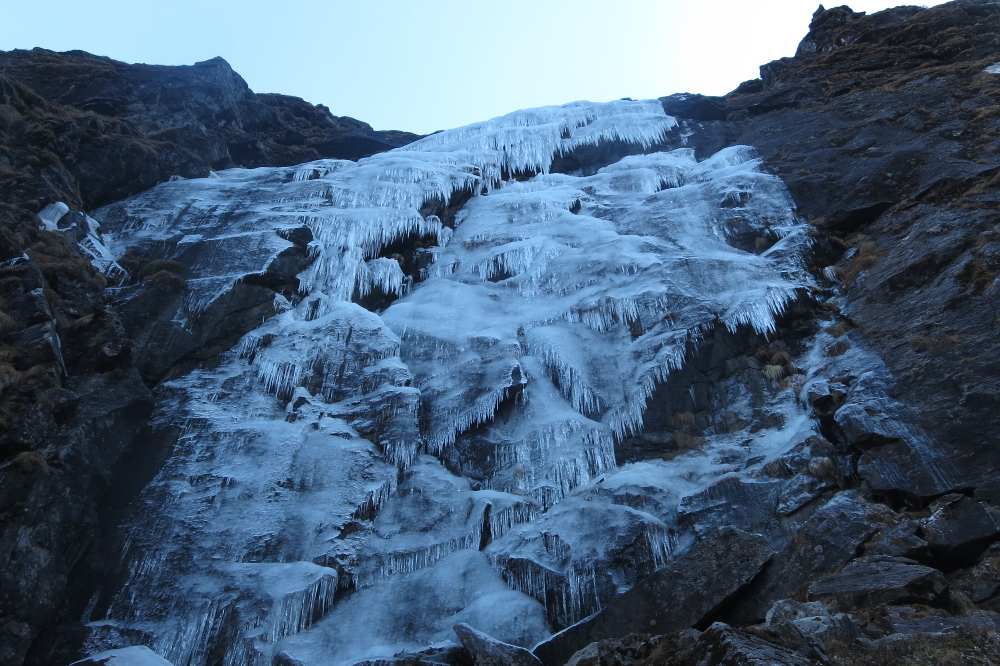Nepal - Eiswand im schattigen Tal