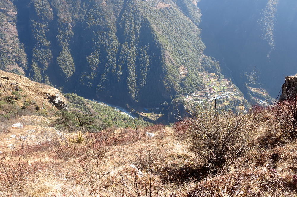Nepal - Noch sind es einige Meter bis ins Tal