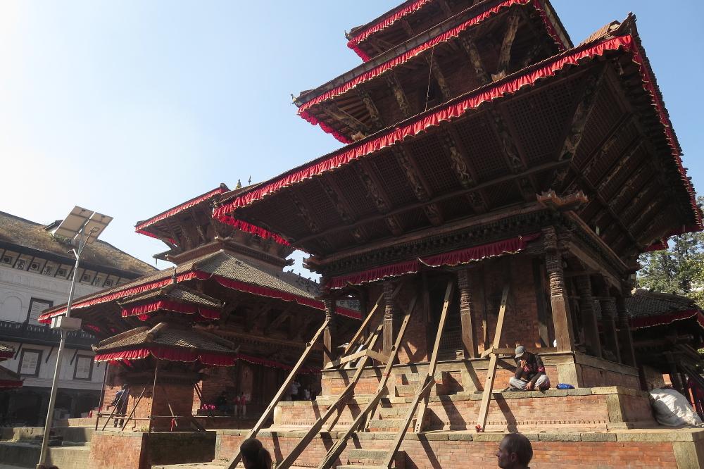 Nepal - Erdbebengeschädigter Tempel am Durbar-Platz