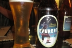 Nepal - Everest Bier zum Abendessen
