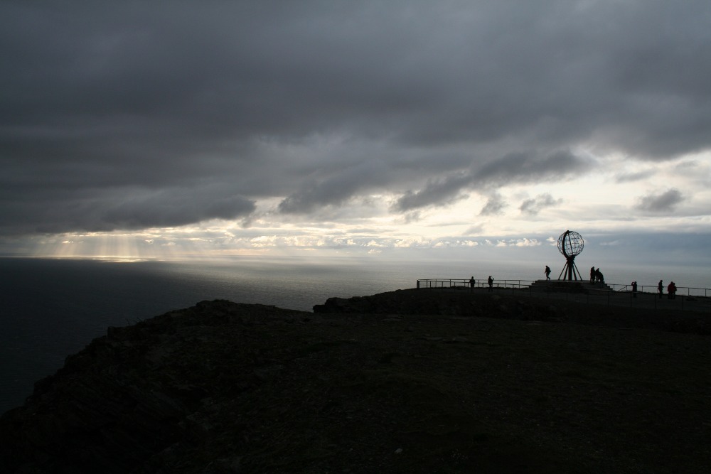 Nordkap, Hurtigruten und Lofoten: Mitternachtssonne hinter dicken Wolken