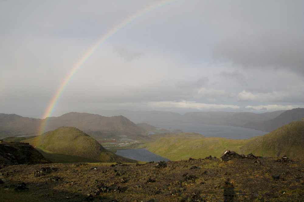 Nordkap, Hurtigruten und Lofoten: Regenbogen über der Nordkapinsel
