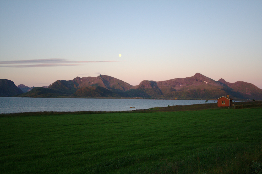 Nordkap, Hurtigruten und Lofoten: Vollmond über dem Sundklakkstraumen